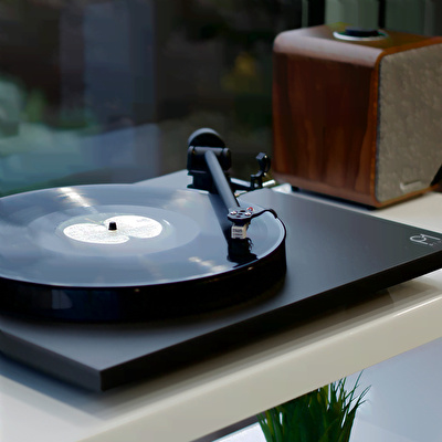 Rega Planar 1 Plus MM Siyah Pikap(Dahili Pikap Preamplifikatörlü)